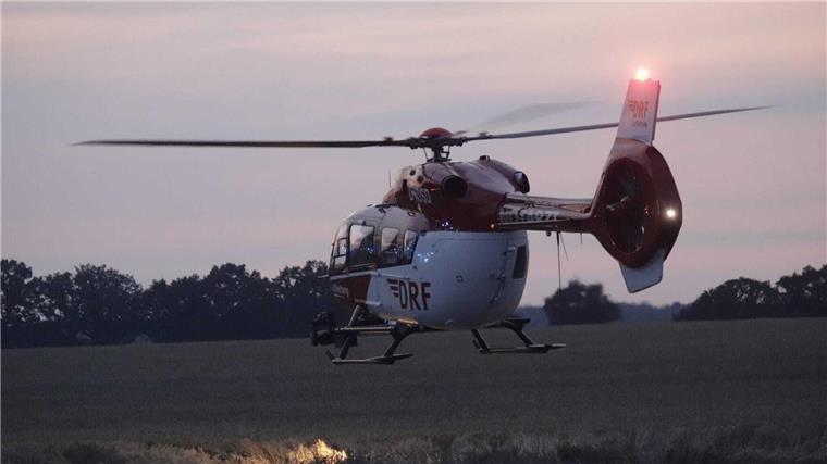Mann an Lagerfeuer durch Stichflamme schwer verletzt Ein Mann ist bei einem Lagerfeuer schwer verletzt worden und mit einem Rettungshubschrauber in ein Krankenhaus gekommen (Archivbild).