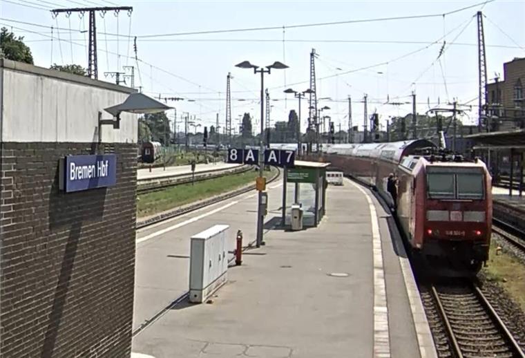 Unglaublich! Mit dieser Aktion sorgte ein Mann für Notbremsung und Verspätung von 18 Zügen Ein Mann ist im Bremer Hauptbahnhof kurz vor Abfahrt eines Regionalexpress auf das Trittbrett der hinteren Lok gestiegen und außen auf dem Zug in Richtung Hannover mitgefahren.