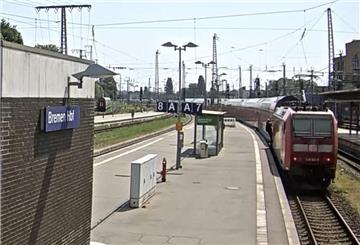 Ein Mann ist im Bremer Hauptbahnhof kurz vor Abfahrt eines Regionalexpress auf das Trittbrett der hinteren Lok gestiegen und außen auf dem Zug in Richtung Hannover mitgefahren.