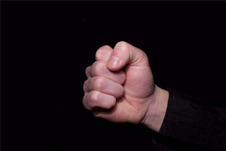 Ein Mann ist im Bremerhavener Rotlichtviertel erst bestohlen und dann zusammen geschlagen worden. 