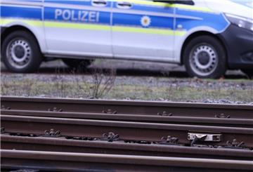 Ein Mann ist in ein Bahngleis gestürzt und wurde von einem Bekannten rechtzeitig gerettet, bevor ein Zug einfuhr.