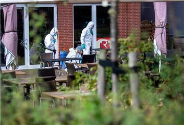 Einsatzkräfte der Polizei suchen nach einem Tötungsdelikt in einem Restaurant in der Innenstadt von Stade am Tatort nach Spuren.