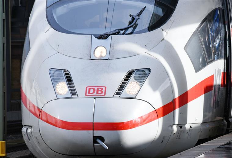 Mann (63) überlebt Zusammenstoß mit ICE ICE in der Vorderansicht.