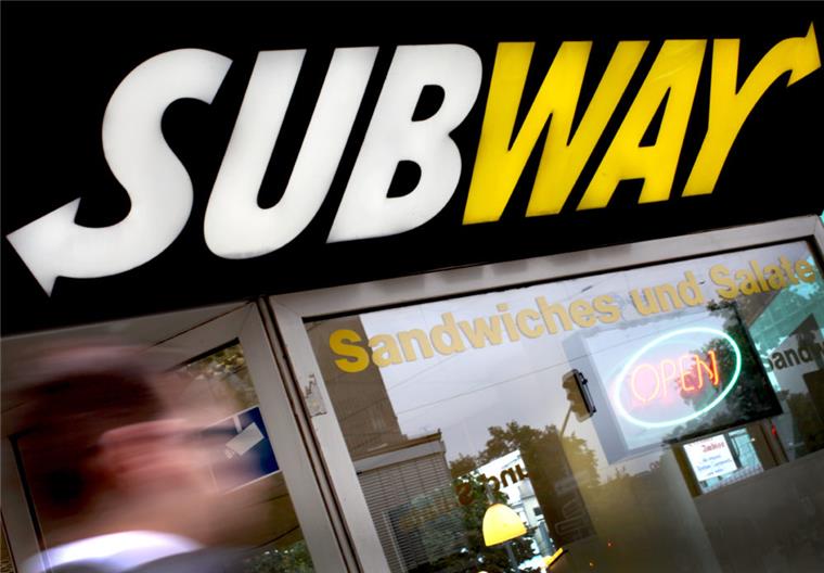 Subway peilt neuen Termin für Öffnung in Bremerhaven an Ein Mann läuft an einer Filiale der Fastfood-Kette Subway vorbei.