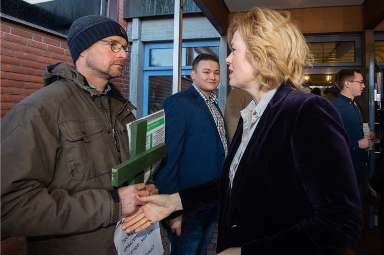 Klöckner bleibt hart: Schärfere Regeln fürs Düngen kommen Ein Mann mit einem grünen Kreuz als Protest der Landwirte verweigert Bundesagrarministerin Julia Klöckner (CDU) vor Beginn des Junglandwirtetages der Junglandwirte Niedersachsen den Handschlag.