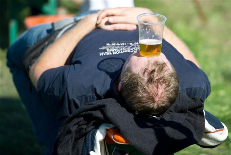 Therapeut erklärt Wilstedter Landfrauen, wie Männer ticken Ein Mann pausiert mit einem Bierbecher auf der Stirn. Männer haben Probleme damit, den Erwartungen zu entsprechen, die heutzutage an sie gerichtet werden.