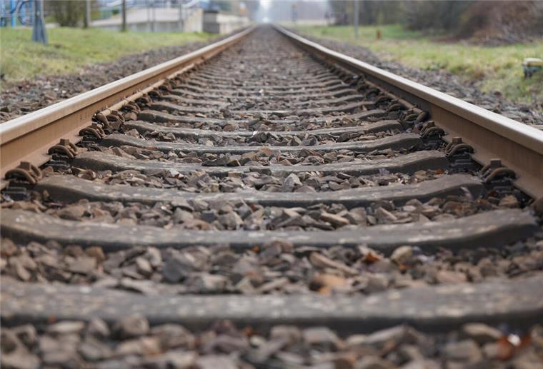 Mann sucht Fotos – nachts, mitten auf den Bahngleisen Ein 31-Jähriger sorgt in Hamburgs Gleisbereich für Aufregung. Keine Spur von Alkohol, aber ein Strafverfahren wurde eingeleitet.