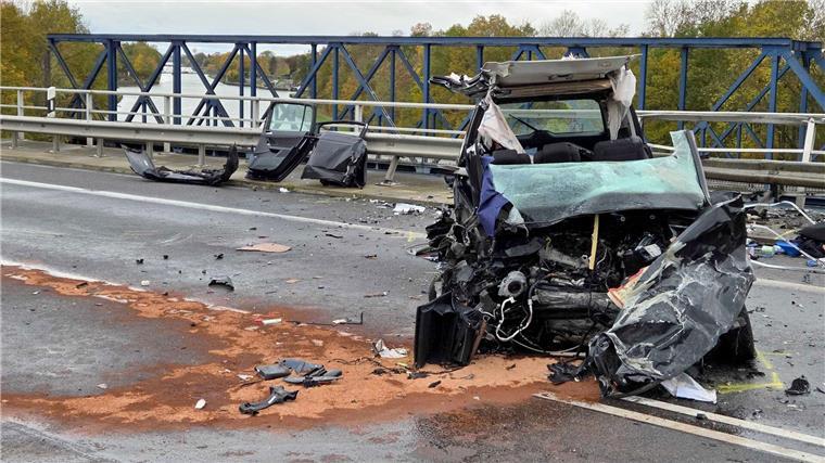 In Kanal gestürztes Auto: Drittes Todesopfer identifiziert Ein Mann schwebt nach dem Unfall weiter in Lebensgefahr, eine Frau ist schwer verletzt.
