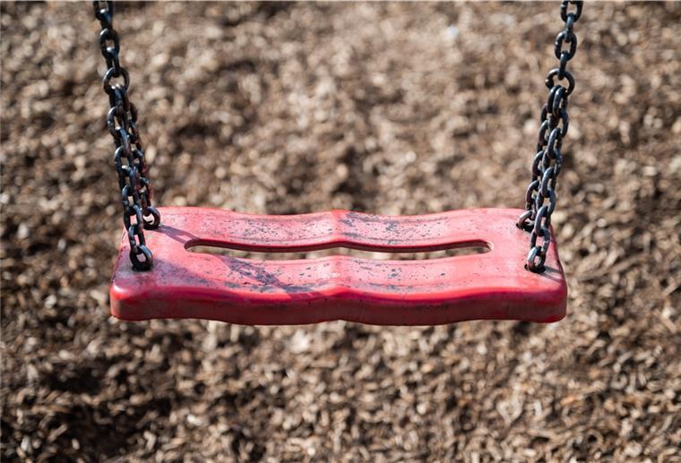 Spielplatz in Lamstedt: Vergewaltigung am hellichten Tag? Eine Schaukel hängt auf einem Kinderspielplatz.