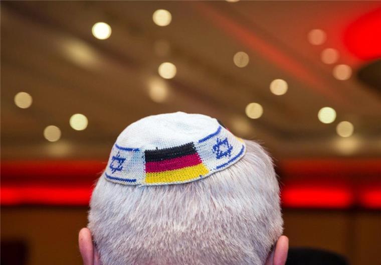 Bremerhavener Juden kritisieren neue AfD-Gruppe Ein Mann trägt eine Kippa mit eingearbeiteten israelischen und deutschen Fahnen.
