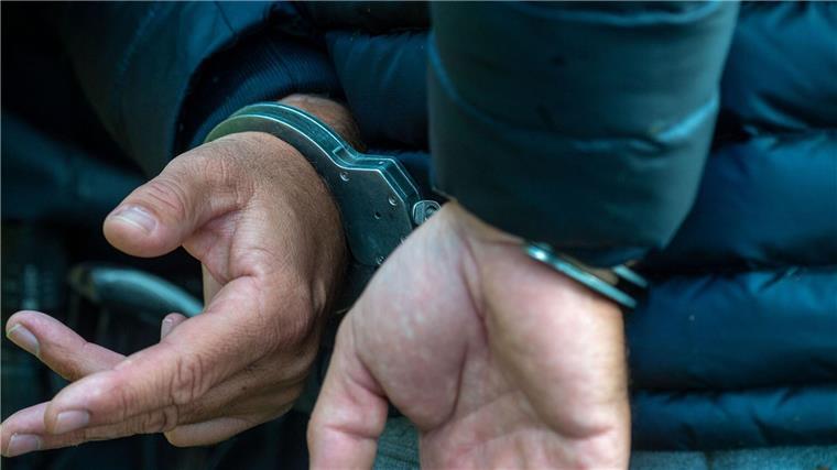 600 Kilo Kokain in Seecontainer: Neun Haftbefehle Ein Mann trägt Handschellen.