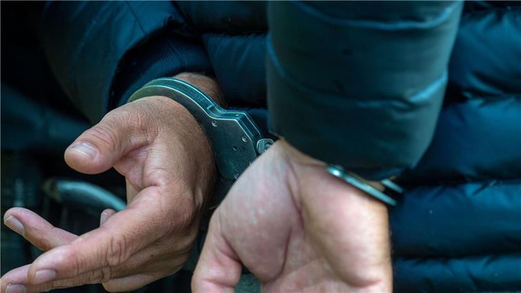 Razzia gegen „falsche Polizisten“: Festnahmen im Libanon Ein Mann trägt Handschellen.