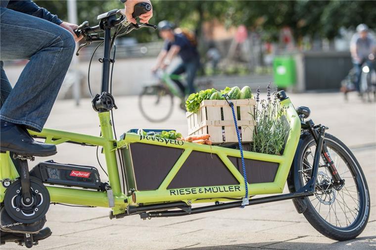 Tarmstedt: Nach Carsharing kommt nun das Lastenfahrrad Ein Mann transportiert Lebensmittel auf einem mit einem Elektromotor unterstützten Lastenfahrrad. Geht es nach den Mitgliedern der Carsharing-Initiative in Tarmstedt, könnten dieser Anblick bald auch in der Samtgemeinde häufiger vorkommen.