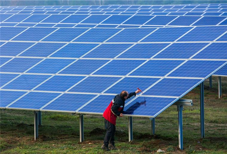 Kreis Rotenburg soll bei Solarparks mitreden Ein Mann überprüft Photovoltaikpanele vor der Inbetriebnahme eines neuen Solarparks. Anlagen dieser Art sind an diversen Orten im Landkreis Rotenburg angedacht.