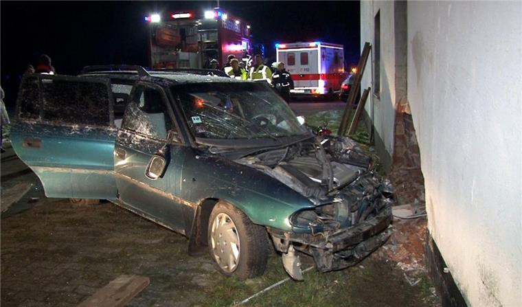 Auto kracht in Hauswand: Fahrer schwer verletzt Ein Mann war im Landkreis Diepholz mit seinem Fahrzeug war mit voller Wucht in eine Hauswand gefahren.