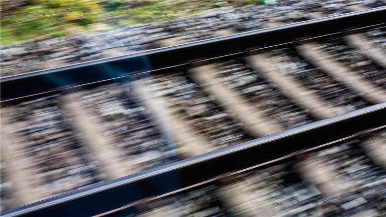 Ein Mann wird auf einem Bahnübergang von einem Zug erfasst und stirbt. (Symbolbild) 