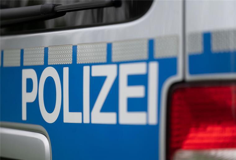 Das Wort Polizei ist auf einem Fahrzeug der Polizei zu sehen.  Ein Mann wird festgenommen, weil er ein Auto gestohlen hat. Doch dann stellt sich heraus, dass ihm das Auto offensichtlich gehört - und es ihm selbst gestohlen wurde.