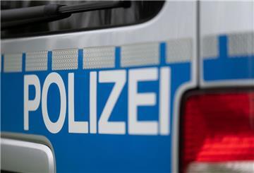 Das Wort Polizei ist auf einem Fahrzeug der Polizei zu sehen.  Ein Mann wird festgenommen, weil er ein Auto gestohlen hat. Doch dann stellt sich heraus, dass ihm das Auto offensichtlich gehört - und es ihm selbst gestohlen wurde.
