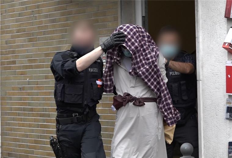 Großer Alarm vor Synagoge: Vier Festnahmen Ein Mann wird im Zusammenhang mit dem mutmaßlich geplanten Anschlag auf die Hagener Synagoge von Polizisten abgeführt.