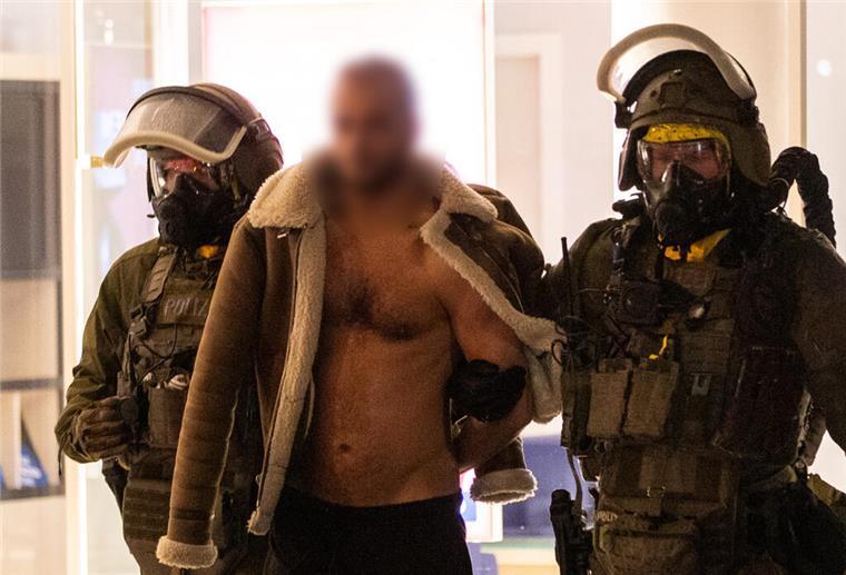 Terroranschlag mit Giftstoffen geplant? Festnahme im Ruhrgebiet Ein Mann wird von Beamten des Spezialeinsatzkommandos (SEK) in Gewahrsam genommen.