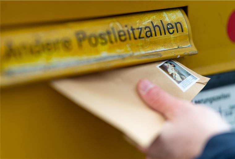 Bremen: Verdächtige Briefsendungen an BÜNDNIS 90/DIE GRÜNEN Ein Mann wirft einen Brief in einen Briefkasten.