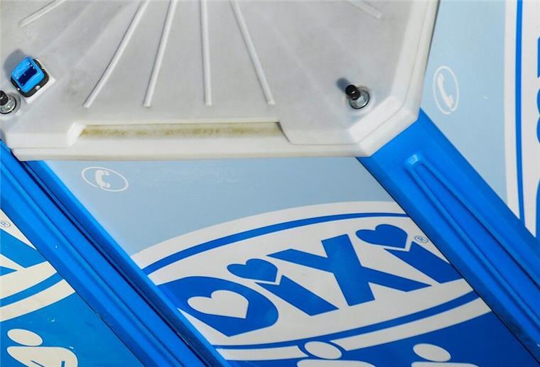 Scheiß-Aktion: Dixi-Klo umgekippt - Mann von Toiletten-Inhalt übergossen Dixi-Toilette