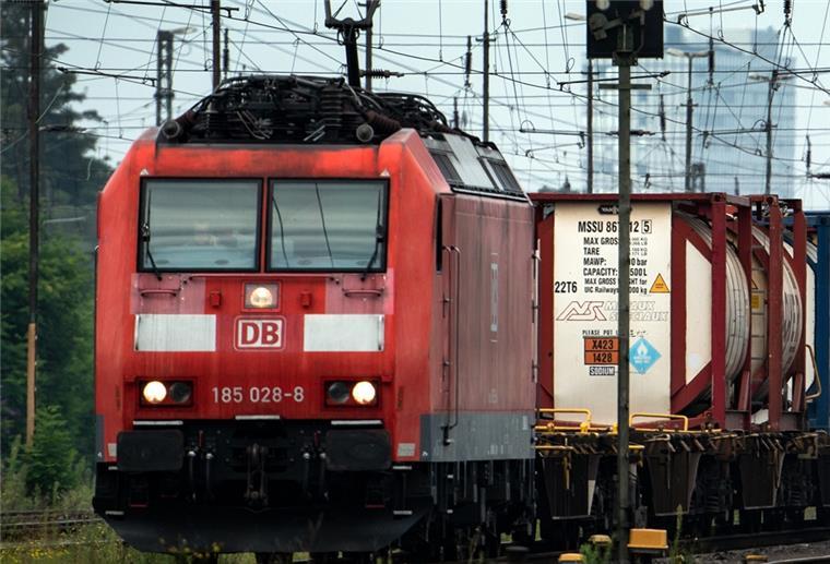 Diepholz: Mann wird von Lok erfasst - und hat Riesenglück Eine Lok zieht einen Güterzug unter einem Gewirr aus Oberleitungen und Signalen.