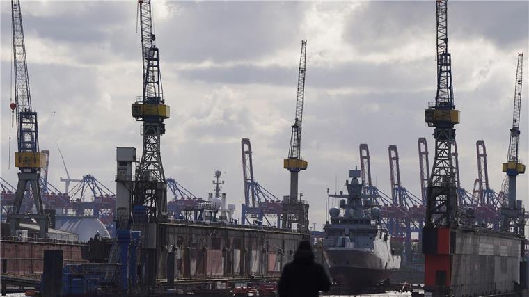 Schiffsbauer fordern schiffbaupolitische Trendwende Ein Marineschiff liegt im Trockendock der Werft Blohm + Voss im Hamburger Hafen.