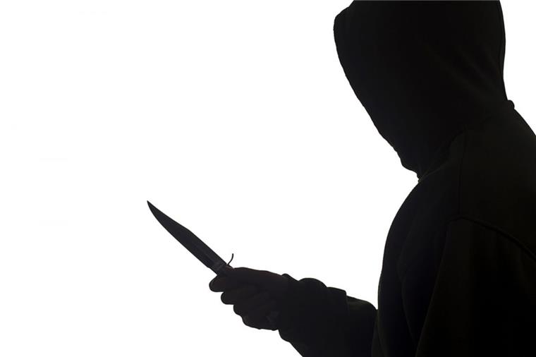Maskierter Messer-Räuber überfällt Radfahrerin in Geestemünde Ein maskierter Messer-Räuber hat zusammen mit einem Komplizen eine Frau in Bremerhaven überfallen.