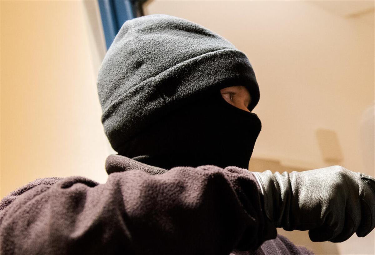 33-Jähriger in Bremerhaven überfallen: Angreifer stiehlt große Summe und haut ab Ein maskierter Täter hat am Donnerstag in Bremerhaven einen 33-Jährigen überfallen (Symbolbild).