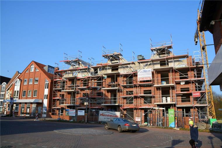 Bad Bederkesa: Neuer Wohnkomplex nimmt Form an Ein massiver Bau dominiert nach der Bauphase der letzten Monate die Ortsmitte von Bad Bederkesa. Voraussichtlich im Mai wird das Gebäude fertiggestellt.