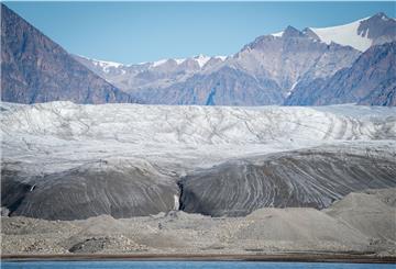 Ein massiver Gletscher zeigt sich bei Pond Inlet, in der kanadischen Arktis. Die Schneemengen auf der Nordhalbkugel sind laut einer Studie in den vergangenen 40 Jahren in Nordamerika deutlich stärker zurückgegangen als in Eurasien.