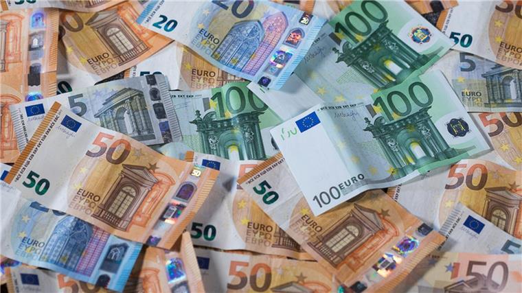 Verlorene Geldtasche mit fünfstelliger Summe abgeholt Ein Mensch in Bremen hat eine Tasche mit sehr viel Geld gefunden - nun hat sich der Eigentümer gemeldet. (Symbolbild)