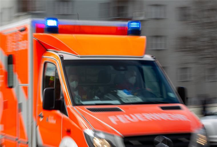 Mensch schläft in Müllcontainer und wird beim Entladen getötet ARCHIV - 25.02.2022, Berlin: Ein Rettungswagen der Feuerwehr fährt auf einer Straße (Aufnahme mit Langzeitbelichtung). (zu dpa: «Feuerwehr: Kind wird von Müllwagen überfahren und stirbt») Foto: Fernando Gutierrez-Juarez/dpa +++ dpa-Bildfunk +++