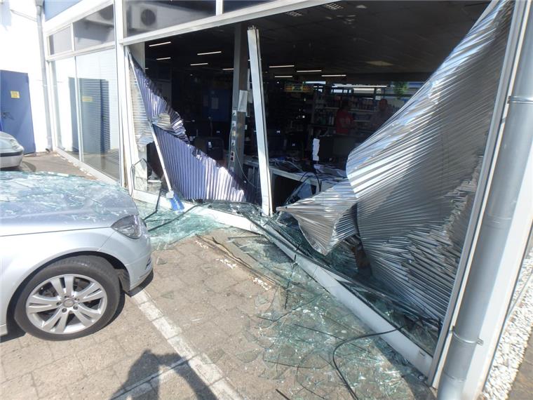 Mann (73) kracht in Zeven in Schaufensterscheibe Ein Mercedesfahrer ist am Montag in Zeven in eine Schaufensterscheibe gekracht.