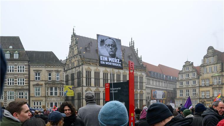 Tausende demonstrieren nach Abstimmung zur Migration „Ein Merz. Ein Wortbruch.“ steht auf einem Plakat in Bremen in Anspielung auf frühere Aussagen des CDU-Chefs, keine gemeinsamen Mehrheiten mit der AfD anzustreben.