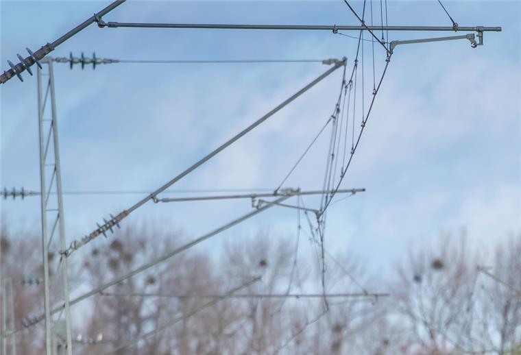 Diebstahl an Oberleitung: Verdächtiger flüchtet Oberleitung bei der Deutschen Bahn