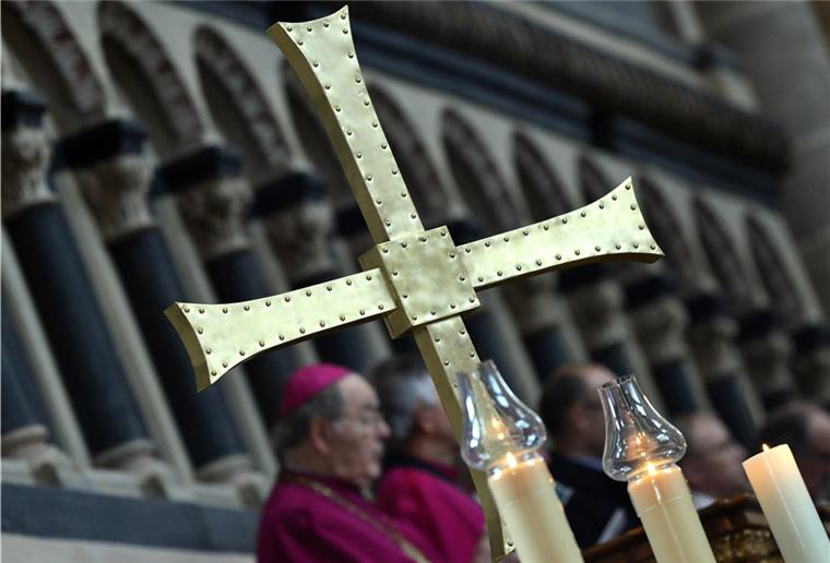 Immer mehr Kirchenaustritte auch im Norden Ein Metallkreuz steht während eines Gottesdienstes im Dom. Die beiden großen christlichen Kirchen haben noch mehr Mitglieder verloren als ein Jahr zuvor.