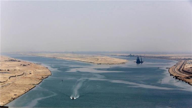 Kreuzfahrtverband senkt wegen Gewalt im Roten Meer Prognose Ein Militärboot sichert die Einfahrt in den Suezkanal. Der Kanal verbindet das Mittelmeer mit dem Roten Meer.