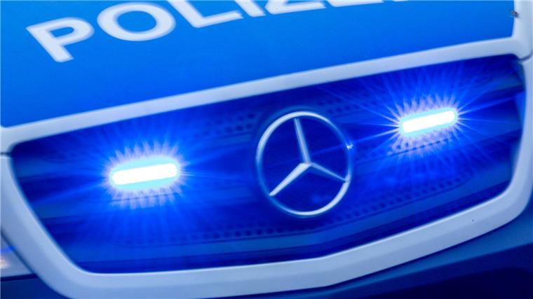 87-Jähriger prallt im Rückwärtsgang gegen sieben Fahrzeuge Ein missglücktes Ausparkmanöver auf einem Parkplatz sorgt für viel Chaos (Symbolbild)