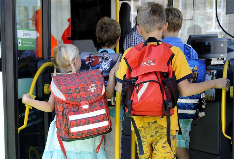 Auto kracht in Bederkesa in vollbesetzten Schulbus Ein mit 90 Personen belegter Linienbus war in Bad Bederkesa in einen Verkehrsunfall verwickelt. Die meisten Fahrgäste waren Schulkinder. (Symbolbild)