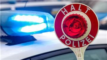 Ein mit neun Menschen besetztes Auto wurde von der Polizei auf der A7 angehalten. (Symbolbild)