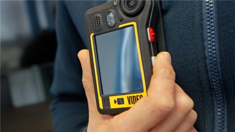 S-Bahn Hannover plant Bodycam-Pilotprojekt Ein Mitarbeiter der Blankenburger Firma Netco Professional Services GmbH prüft eine Bodycam.