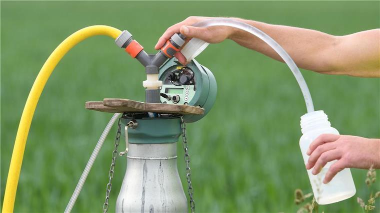 Experten sehen Grundwasserstände in Niedersachsen sinken Ein Mitarbeiter des Wasserwirtschaftsamts München entnimmt an einer Grundwassermessstelle eine Wasserprobe.