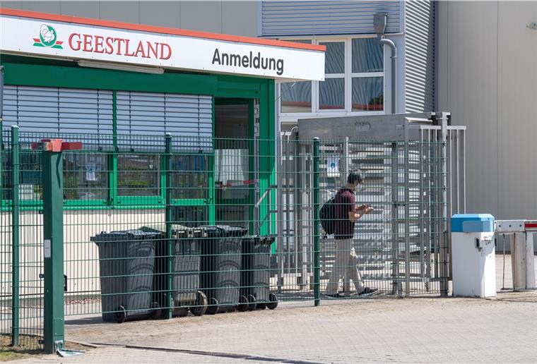 Tests in Putenschlachthof abgeschlossen: 45 Corona-Infektionen Ein Mitarbeiter desinfiziert sich beim Betreten vom Schlachthof Geestland Putenspezialitäten die Hände.