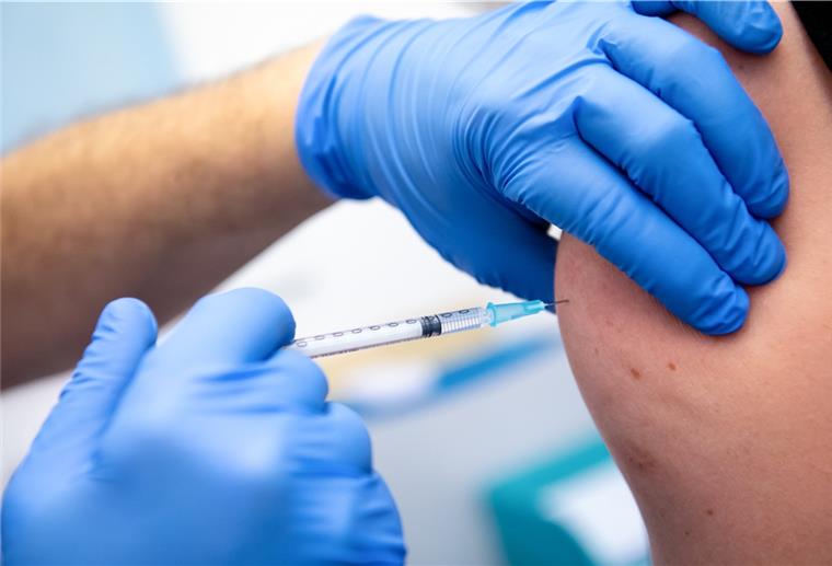 Übriggebliebene Impfdosen - das passiert in Stadt und Land damit Ein Mitarbeiter einer Klinik wird von einem Kollegen mit dem Corona-Impfstoff von Biontech/Pfizer geimpft. In Bremerhaven und im Landkreis sind die Impfungen auch angelaufen. Symbolfoto: dpa