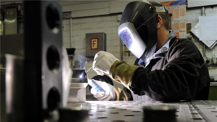 Metallindustrie im Norden fehlen Zehntausende Fachkräfte Ein Mitarbeiter eines metallverarbeitenden Betriebes in Kiel schweißt eine Naht an einem Werkstück.