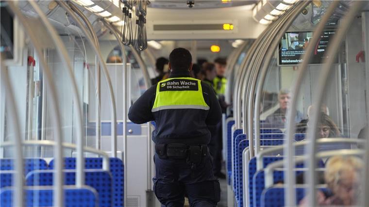 Ein Mitarbeiter kontrolliert Fahrgäste einer S-Bahn während des „Prüfmarathons“ im Hamburger Verkehrsverbund