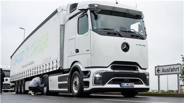 Ein Mitarbeiter putzt vor der Präsentation den neuen Fernverkehrs-Lkw „eActros 600“.