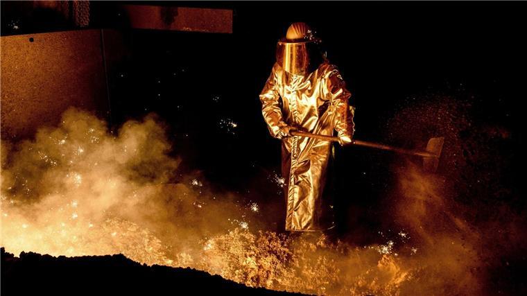 Salzgitter erwartet schwächeres Jahr: Auftakt ermutigend Ein Mitarbeiter schaufelt im Stahlwerk der Salzgitter AG Sand in eine Abstichrinne am Hochofen.